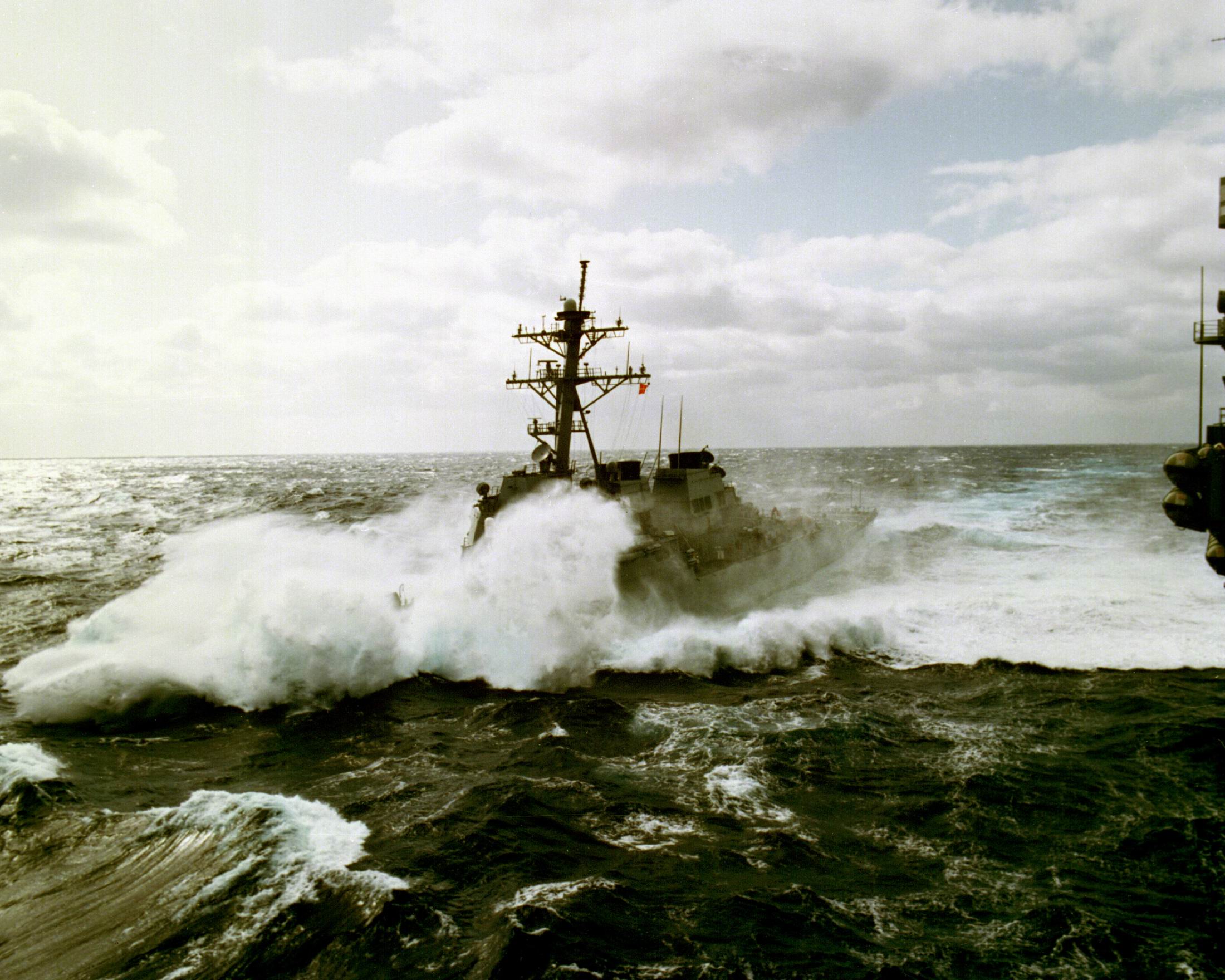 Шторм сс. Эсминец Арли Берк. USS Arleigh Burke DDG-51. Эсминец шторм. Эсминец в шторм видео.