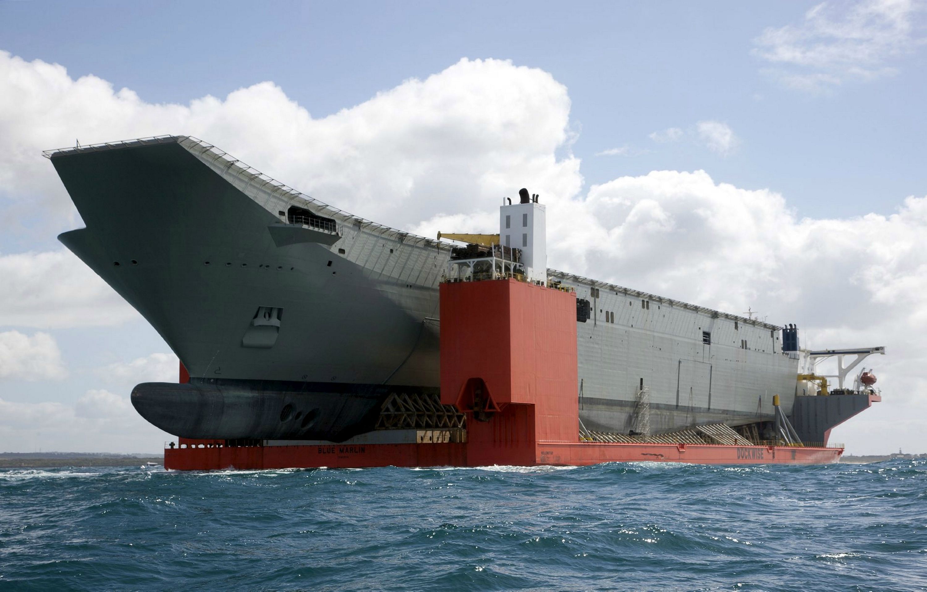 World s first. Blue Marlin корабль. Самый большой в мире корабль - док (Dockwise Vanguard). MV Blue Marlin. Blue Marlin — корабль, для перевозки кораблей.