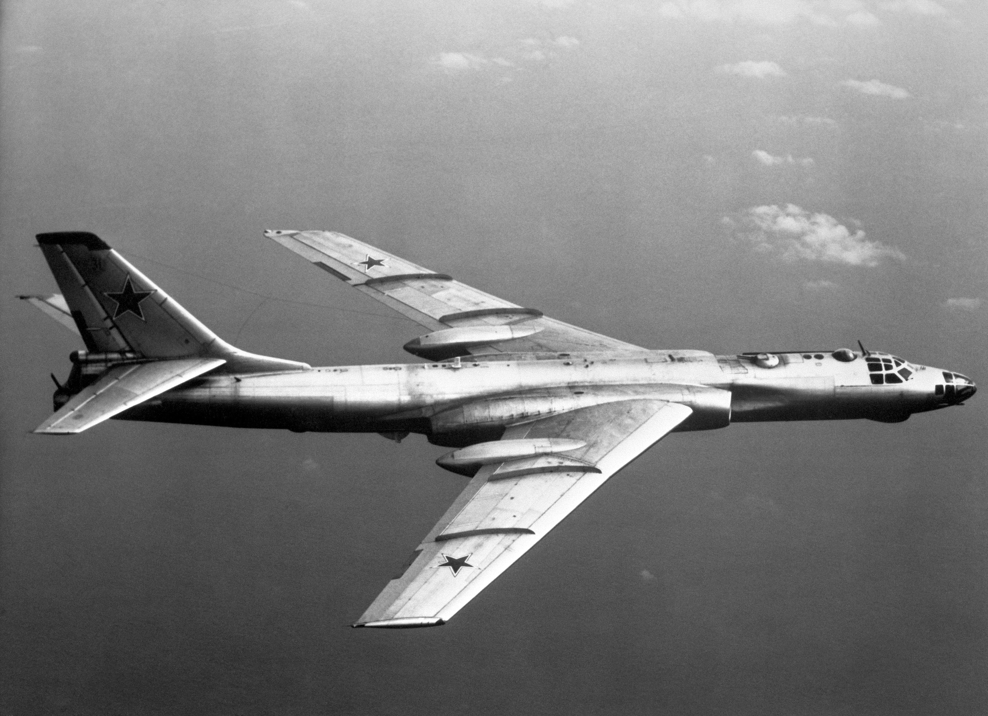 Картинка бомбардировщика. Ту-16 реактивный самолёт. Ту-16 бомбардировщик. Самолет бомбардировщик ту 16. Ту-16 реактивный самолёт бомбардировщики.