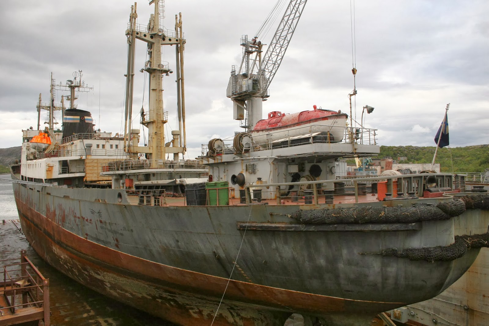 Д э россия. Корабль Яуза Мурманск. Яуза судно Мурманск. БМСТ Яуза. Судно Нерпа Мурманск.