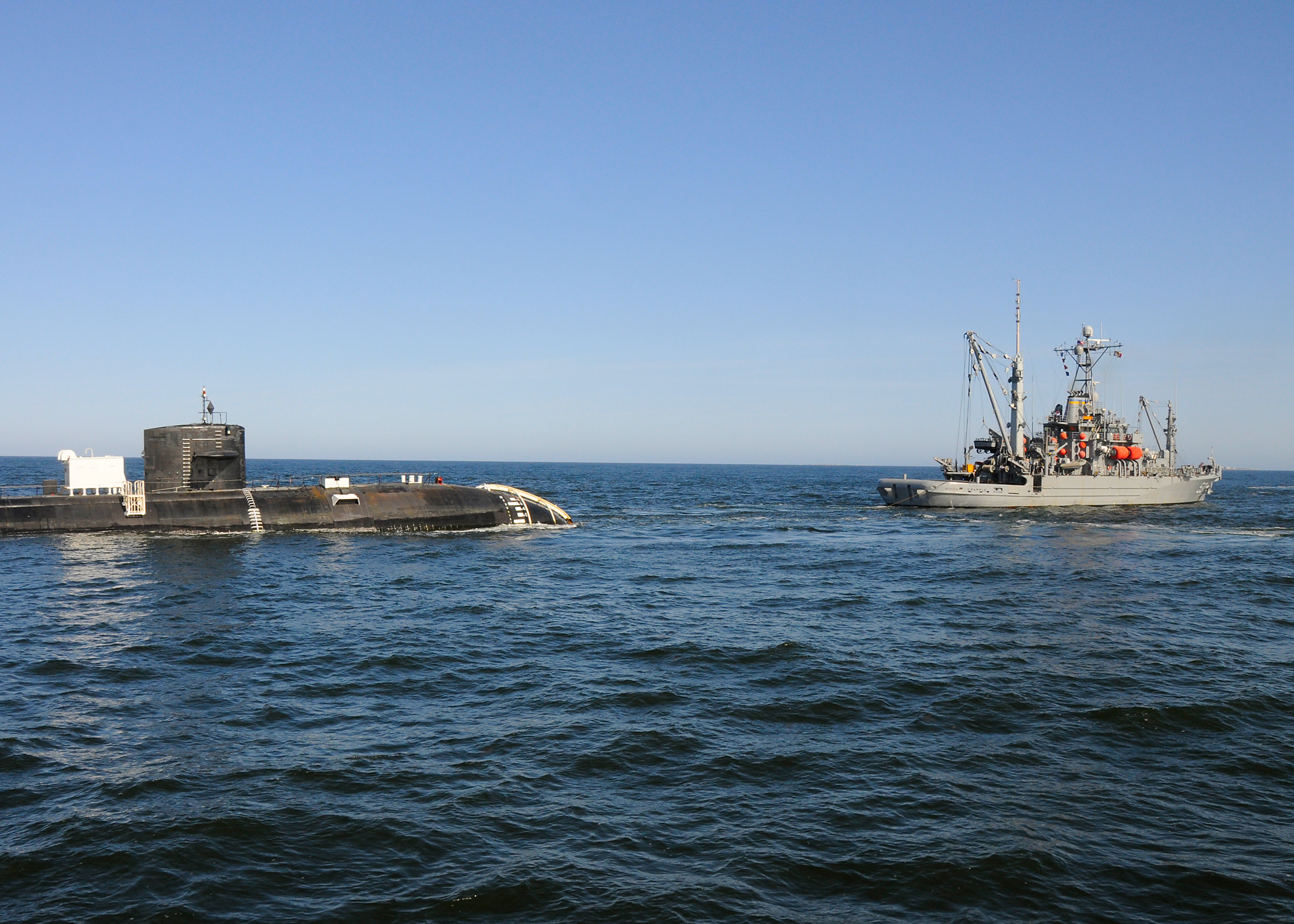 Приморская лодка. Подводная лодка Приморск. Буксировка подводных лодок. Финский залив корабли. Подводная лодка на буксире.